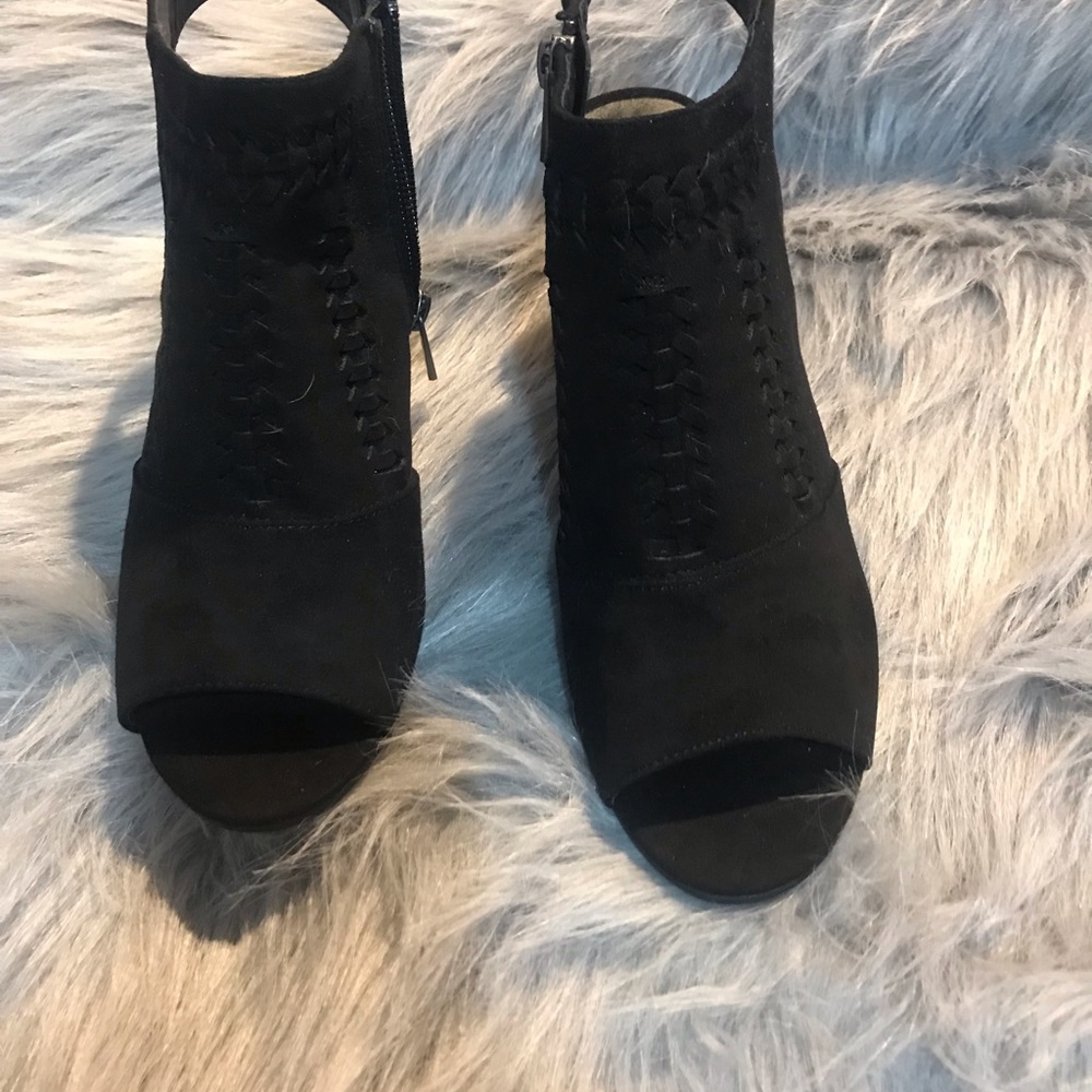 Women’s black sandals size 8